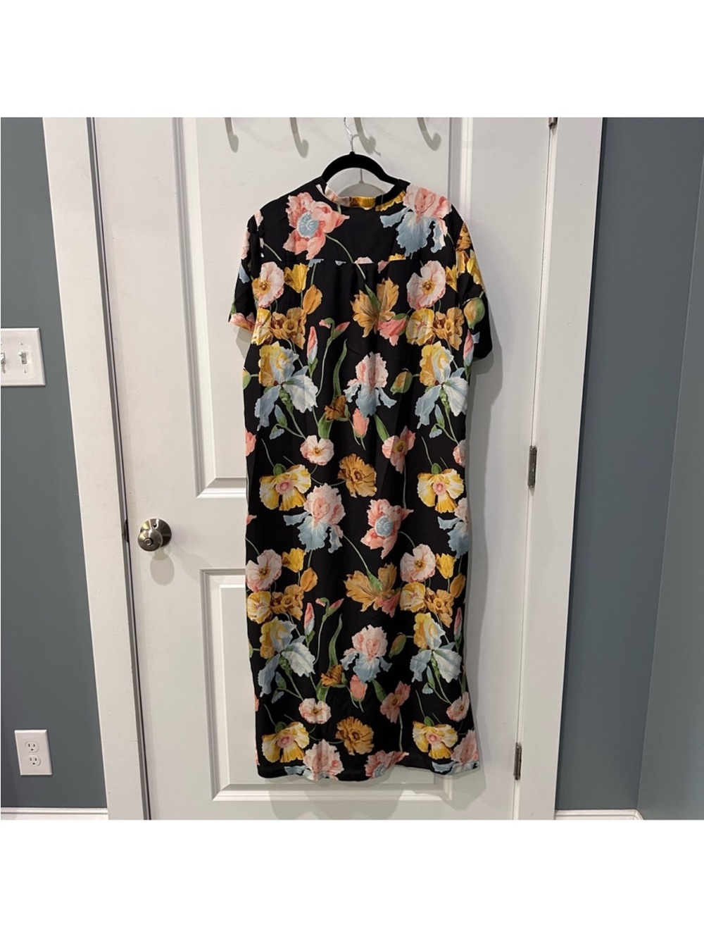 NWT  Tuckernuck Moonlit Iris Camille Midi Dress featuring a black floral print - Picture 6 of 7
